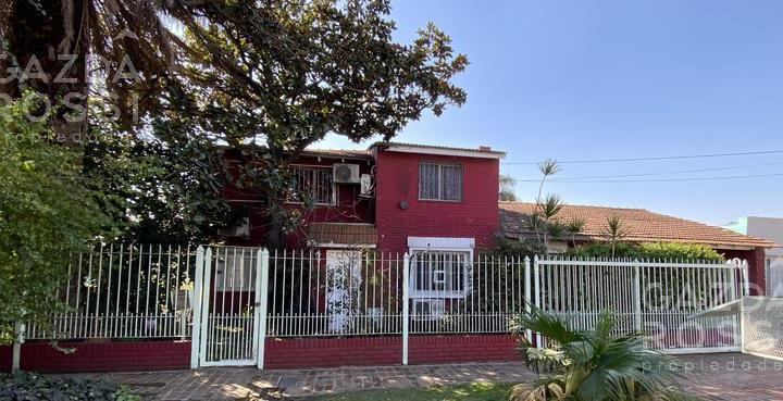 Casa · 244m² · 9 Ambientes · 2 Cocheras