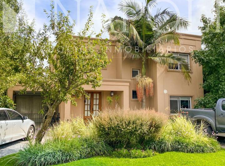 Casa · 170m² · 7 Ambientes · 1 Cochera
