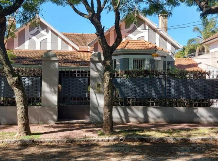 Casa · 364m² · 6 Ambientes · 2 Cocheras