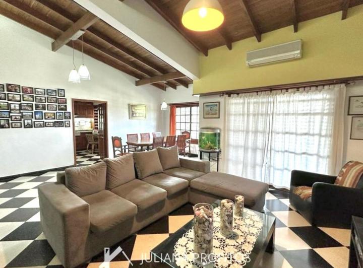 Casa · 300m² · 5 Ambientes · 2 Cocheras