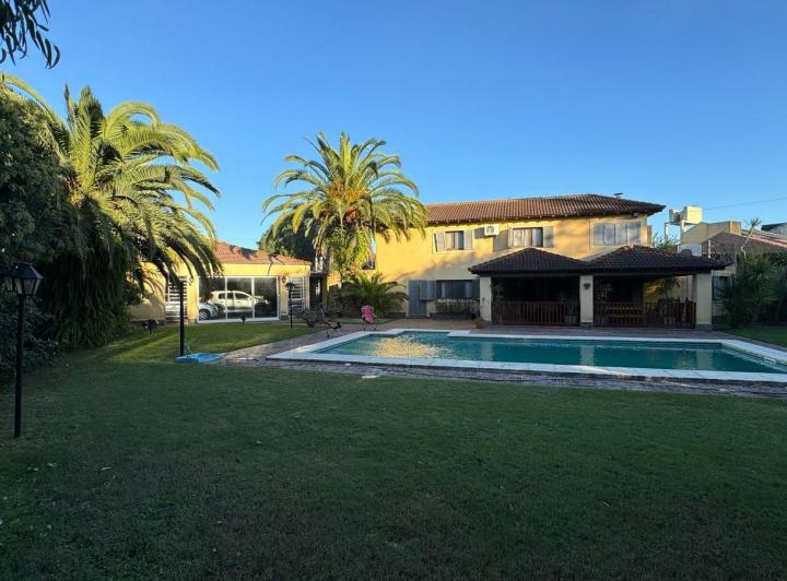 Casa · 300m² · 5 Ambientes · 4 Cocheras
