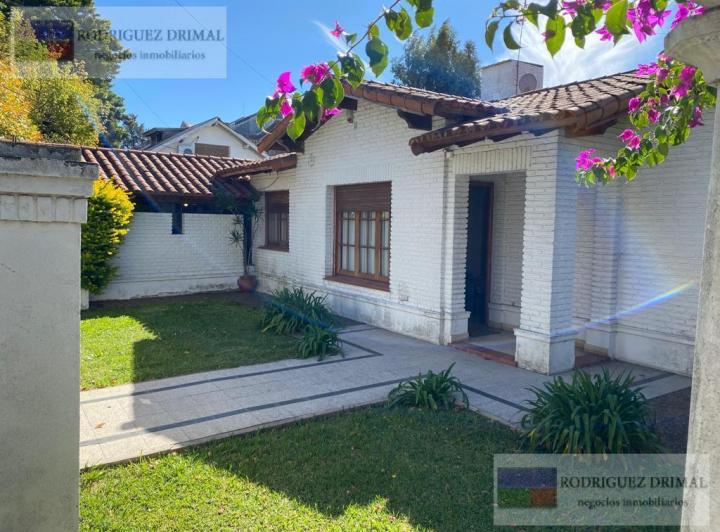 Casa · 857m² · 7 Ambientes · 2 Cocheras