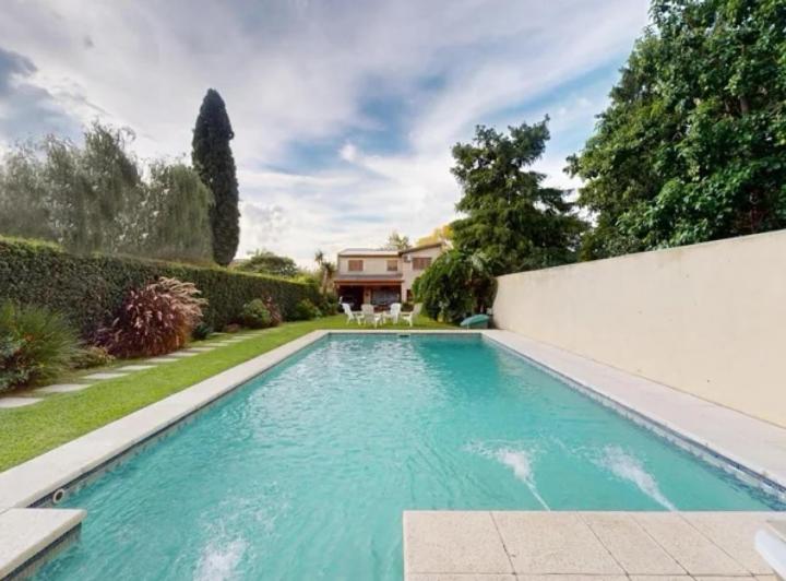 Casa · 280m² · 9 Ambientes · 1 Cochera