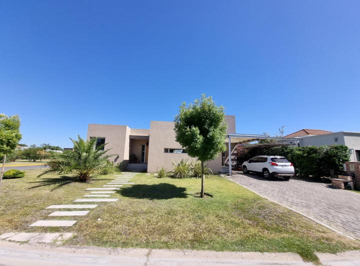 Casa · 216m² · 6 Ambientes · 2 Cocheras