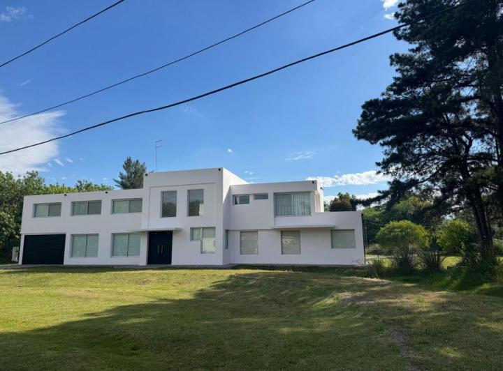 Casa · 350m² · 6 Ambientes · 4 Cocheras