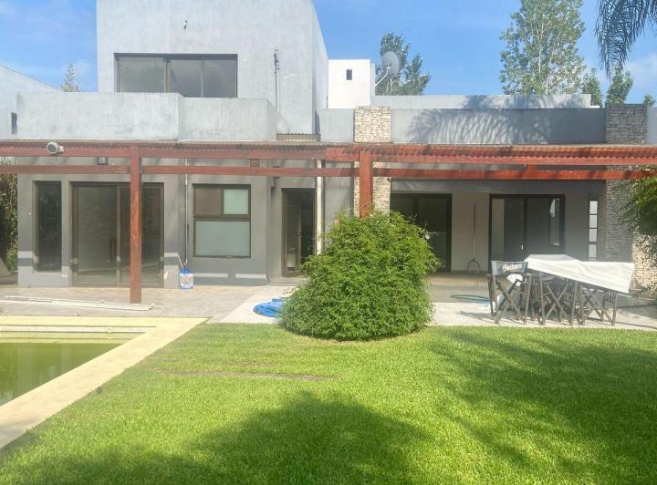 Casa · 260m² · 5 Ambientes · 2 Cocheras
