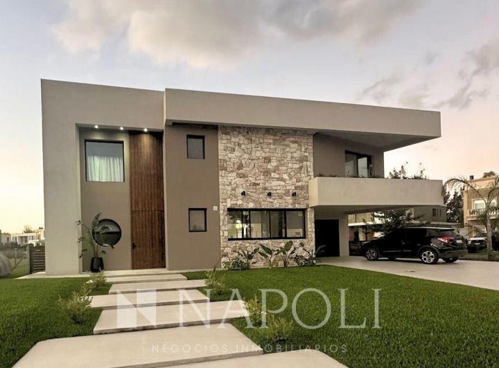 Casa · 420m² · 7 Ambientes · 4 Cocheras