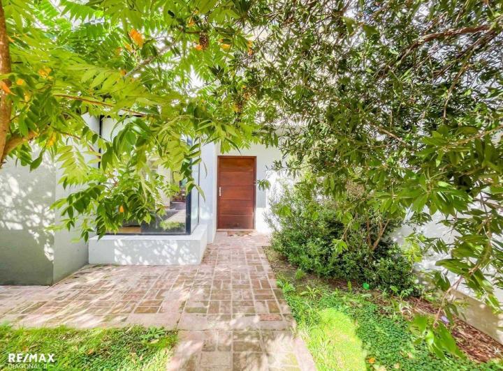 Casa · 220m² · 4 Ambientes · 2 Cocheras