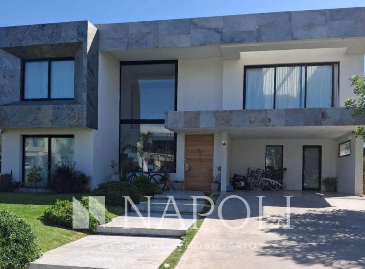 Casa · 231m² · 7 Ambientes · 1 Cochera