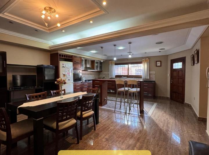 Casa · 275m² · 5 Ambientes · 1 Cochera
