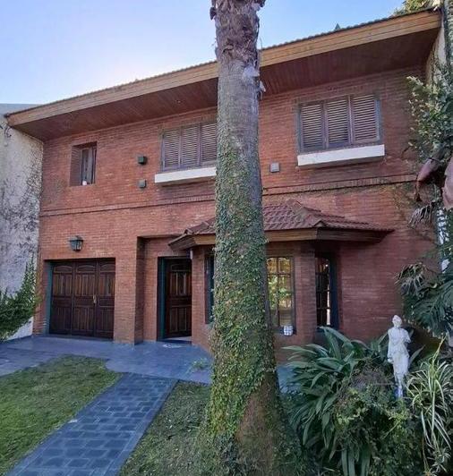 Casa · 180m² · 6 Ambientes · 1 Cochera