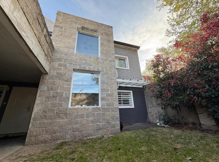 Casa · 98m² · 5 Ambientes · 1 Cochera