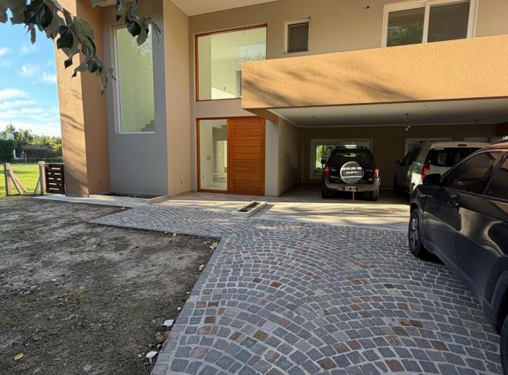 Casa · 300m² · 5 Ambientes · 2 Cocheras