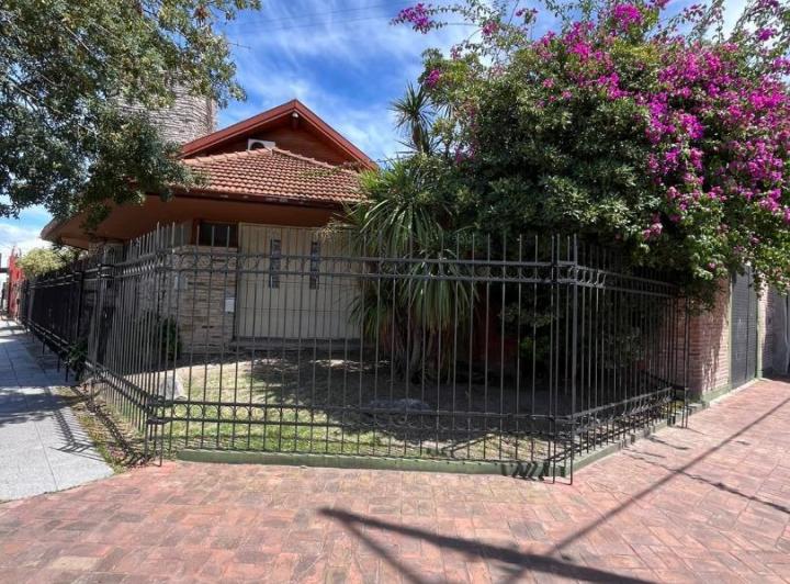Casa · 380m² · 6 Ambientes · 5 Cocheras