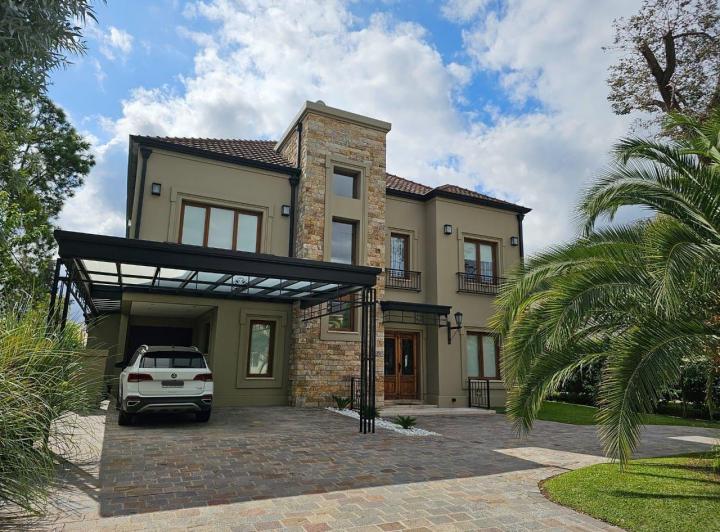 Casa · 390m² · 6 Ambientes · 2 Cocheras