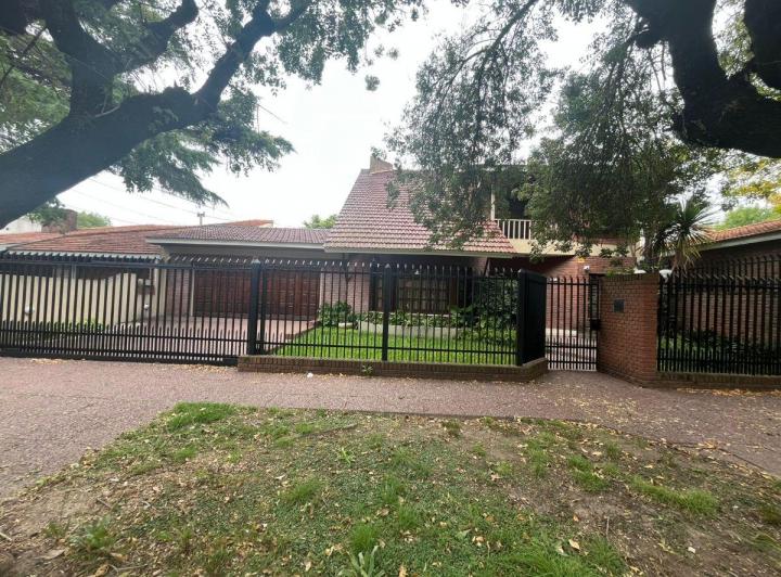 Casa · 330m² · 5 Ambientes · 3 Cocheras