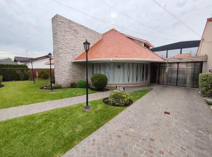 Casa · 708m² · 8 Ambientes · 8 Cocheras