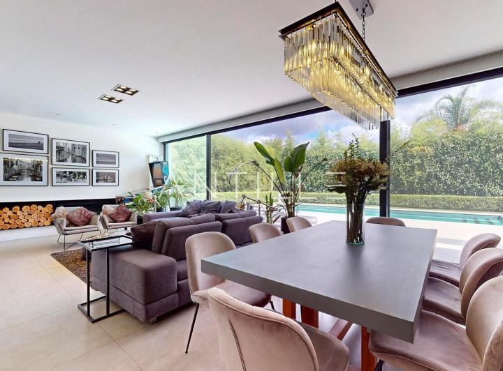 Casa · 800m² · 6 Ambientes · 1 Cochera