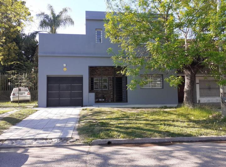 Casa · 210m² · 5 Ambientes · 2 Cocheras