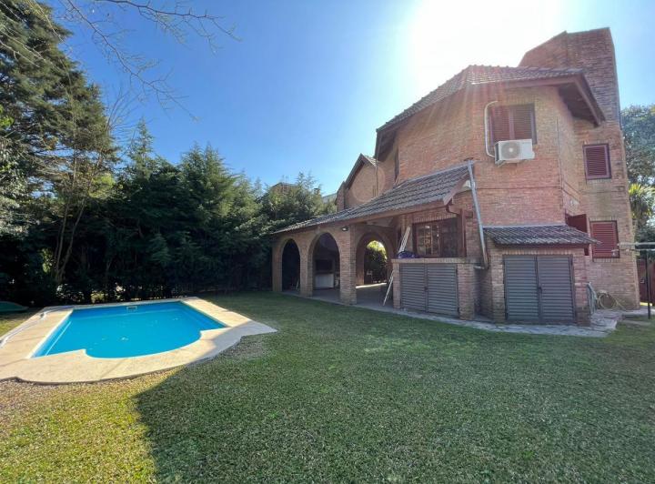 Casa · 185m² · 5 Ambientes · 3 Cocheras
