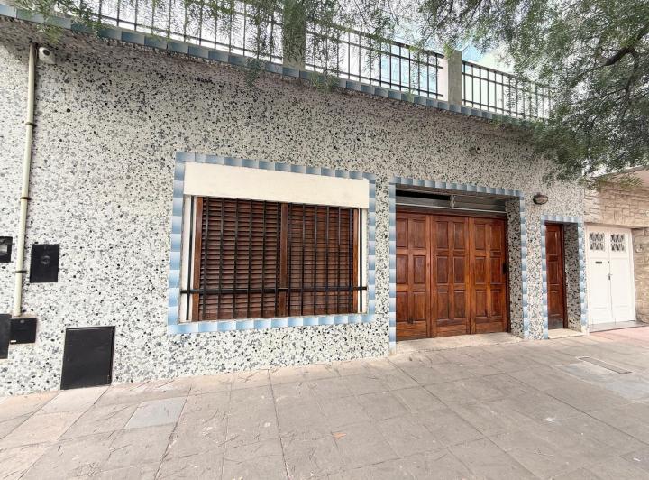 Casa · 216m² · 5 Ambientes · 1 Cochera