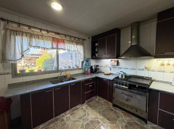 Casa · 214m² · 5 Ambientes · 3 Cocheras