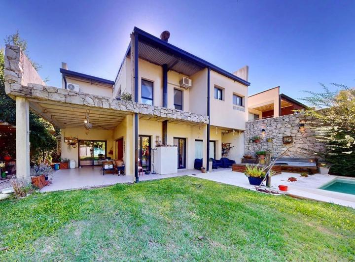 Casa · 20m² · 3 Ambientes · 2 Cocheras