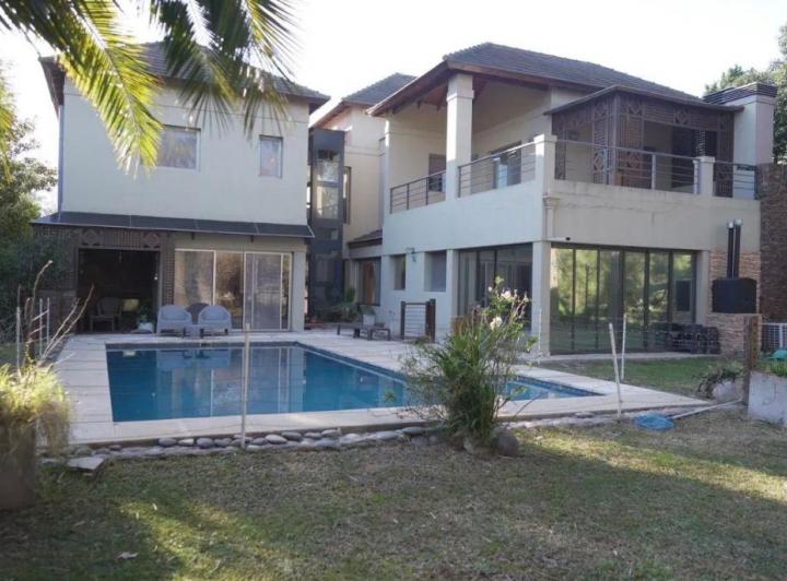 Casa · 295m² · 6 Ambientes · 2 Cocheras