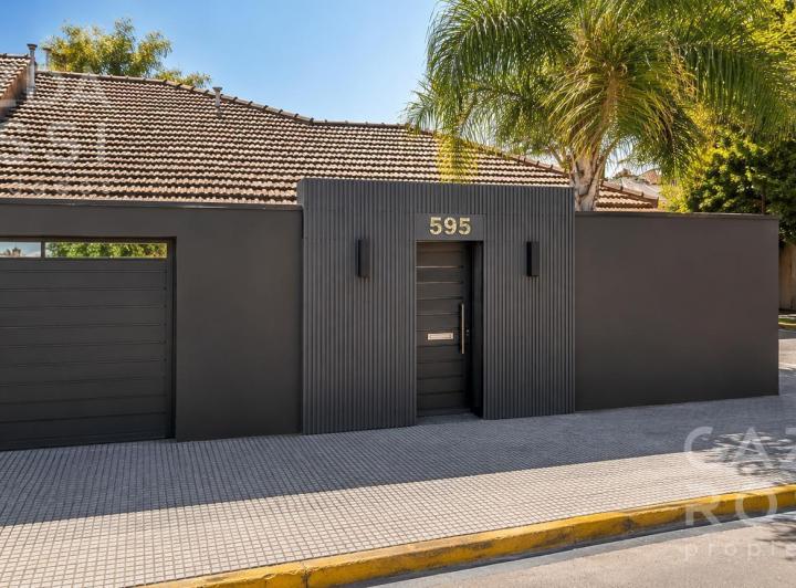 Casa · 6 Ambientes · 3 Cocheras