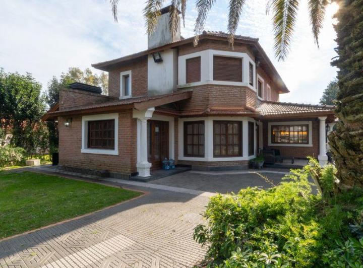 Casa · 250m² · 5 Ambientes · 1 Cochera