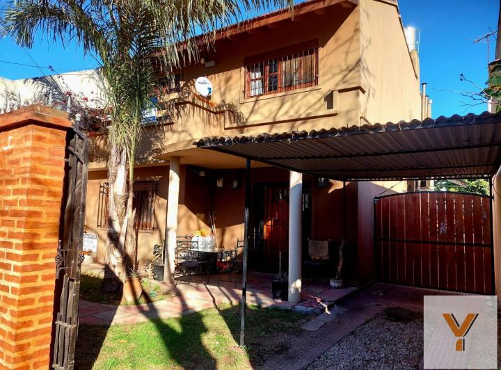 Casa · 219m² · 7 Ambientes · 2 Cocheras