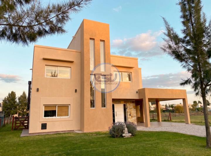 Casa · 200m² · 6 Ambientes