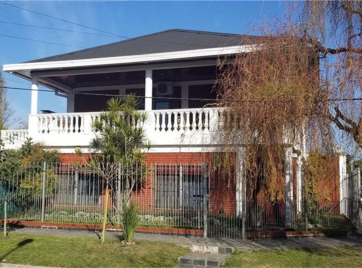 Casa · 200m² · 6 Ambientes · 2 Cocheras