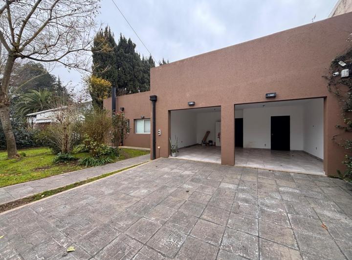 Casa · 216m² · 5 Ambientes · 2 Cocheras