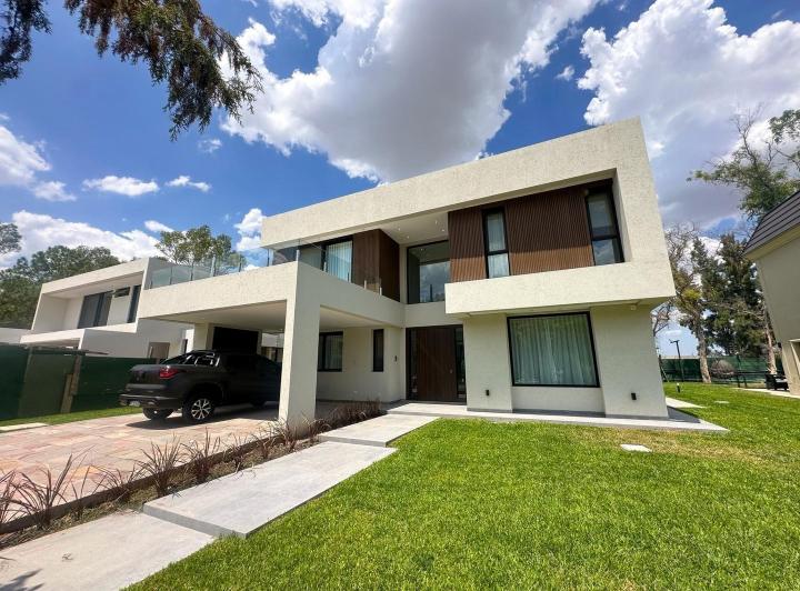 Casa · 313m² · 5 Ambientes · 6 Cocheras