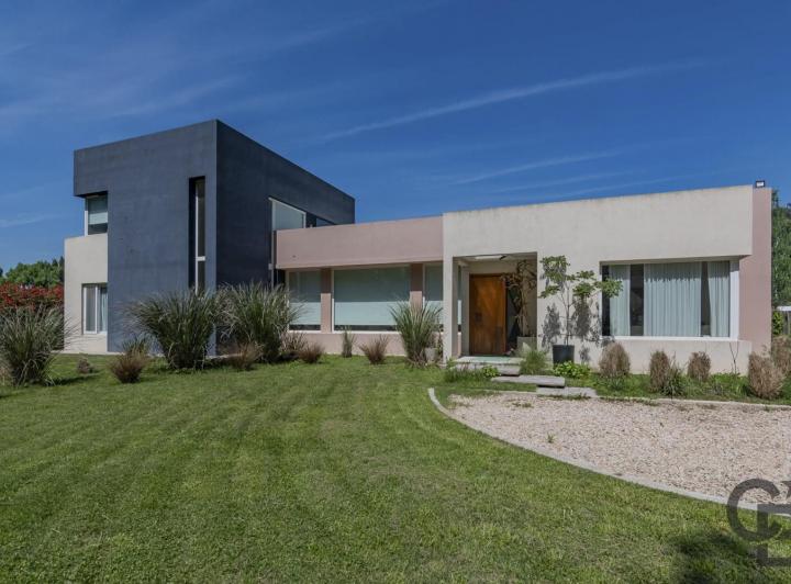 Casa · 267m² · 7 Ambientes · 3 Cocheras