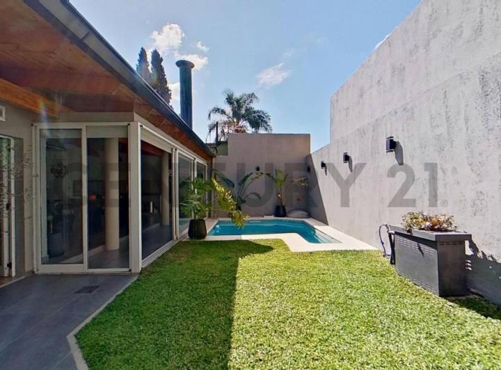 Casa · 202m² · 6 Ambientes · 2 Cocheras