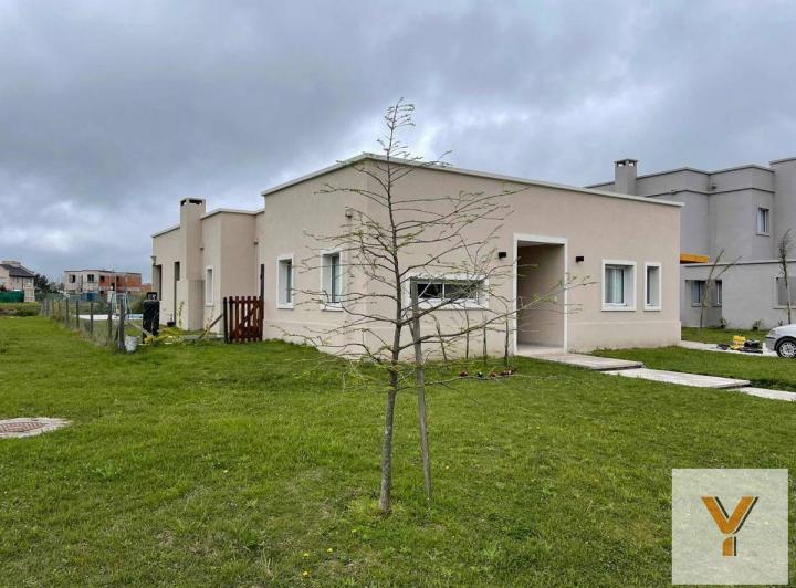 Casa · 200m² · 5 Ambientes · 2 Cocheras