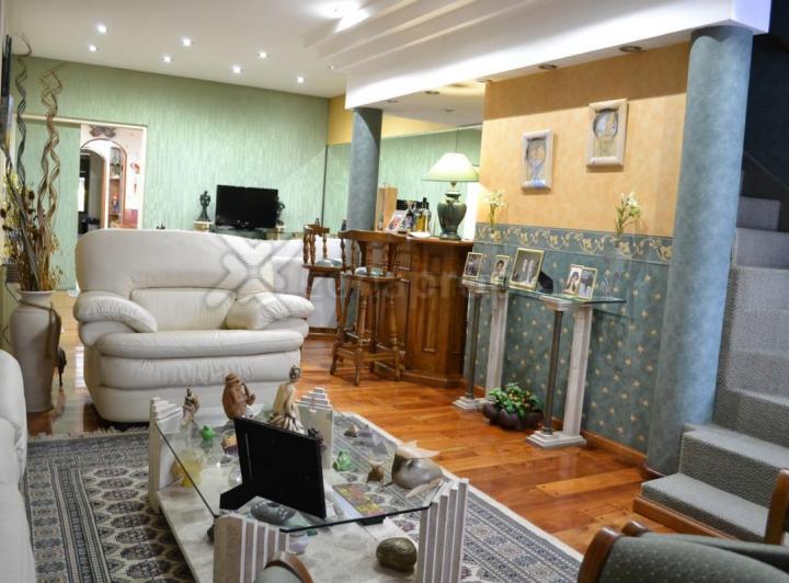 Casa · 260m² · 5 Dormitorios · 1 Cochera