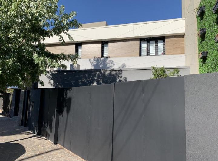 Casa · 220m² · 5 Ambientes · 2 Cocheras