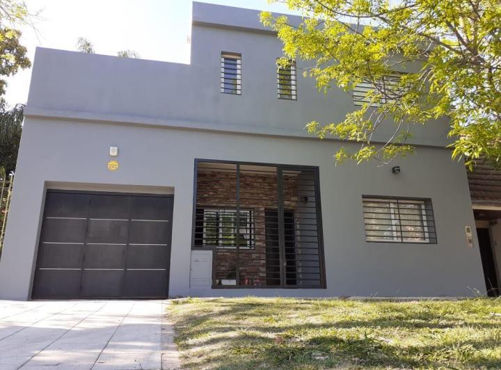 Casa · 220m² · 5 Ambientes · 2 Cocheras