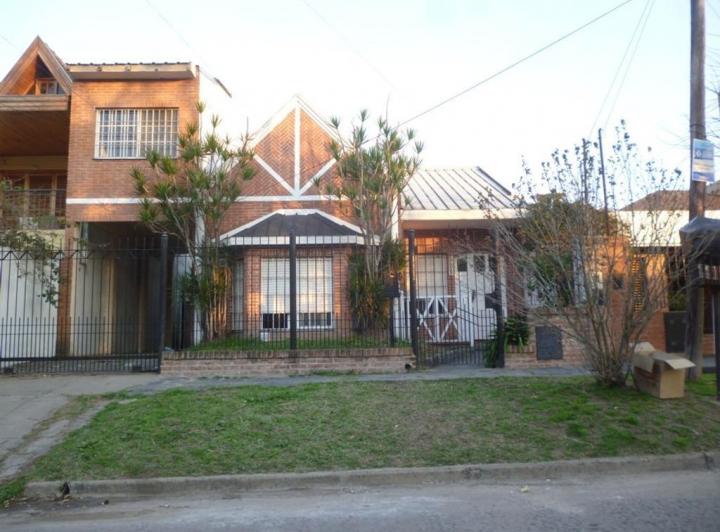 Casa · 220m² · 10 Ambientes · 2 Cocheras