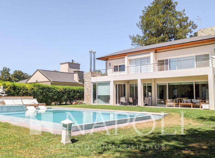 Casa · 365m² · 5 Ambientes · 2 Cocheras