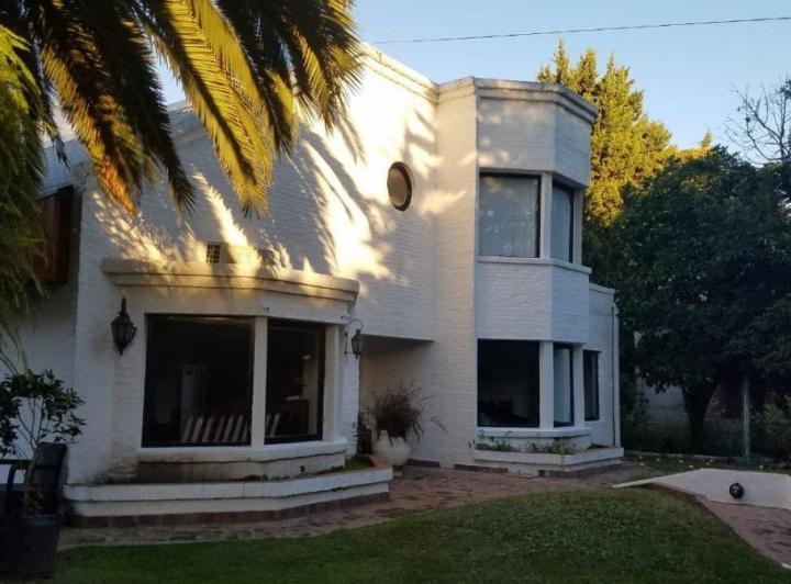 Casa · 320m² · 8 Ambientes · 1 Cochera