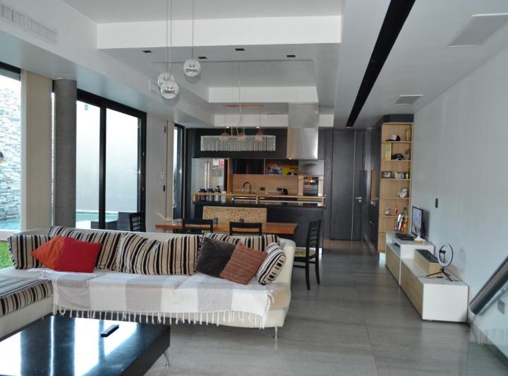 Casa · 255m² · 5 Ambientes · 4 Cocheras
