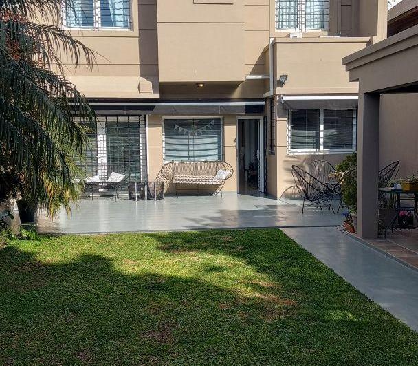 Casa · 300m² · 6 Ambientes · 1 Cochera