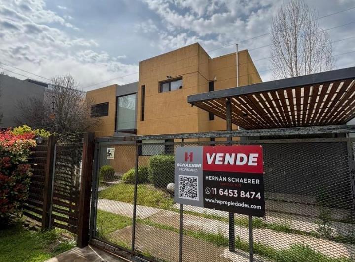 Casa · 180m² · 5 Ambientes · 3 Cocheras