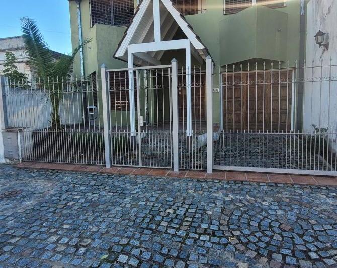 Casa · 260m² · 6 Ambientes · 3 Cocheras