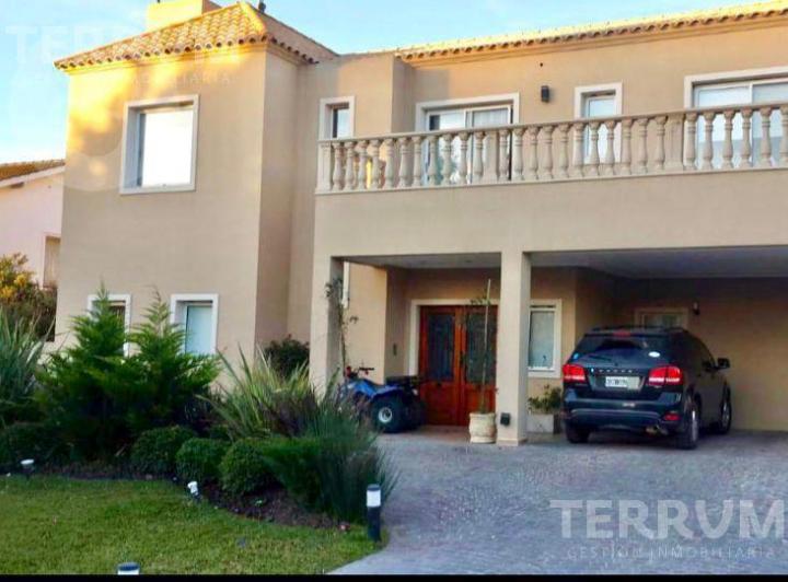 Casa · 400m² · 6 Ambientes · 2 Cocheras