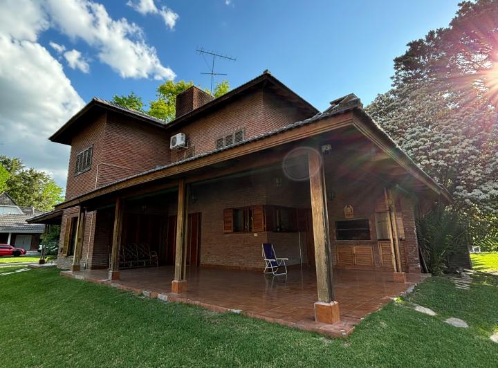 Casa · 215m² · 5 Ambientes · 2 Cocheras